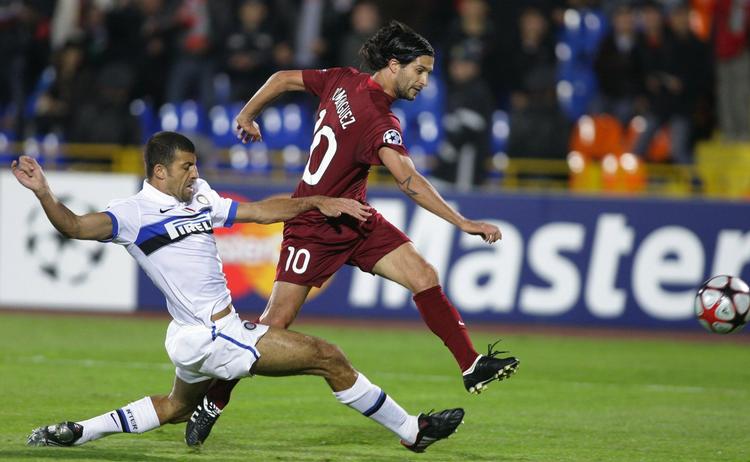 Walter Samuel fra Inter kan ikke forhindre, at Alejandro Dominguez bringer Rubin Kazan foran 1-0. 