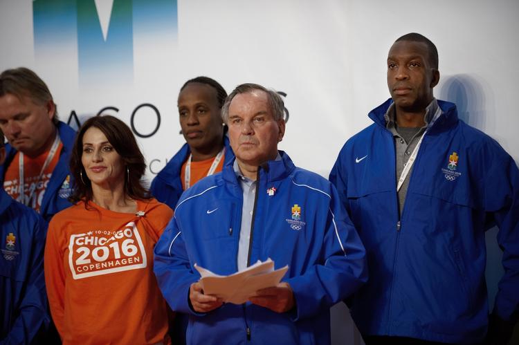 Legendariske Nadia Comaneci (i orange trøje) er et af de navne, der skal hjælpe Chicago med at få OL-værtskabet i 2016. 