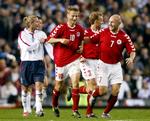 Ifølge Martin Jørgensen var Thomas Gravesen en af de vigtigste brikker på det danske landshold. Her ses de to sammen i en landskamp mod England på Old Trafford i 2003 – en kamp, som Danmark vandt 3-2 blandt andet på to mål af netop Martin Jørgensen. Arkivfoto: Martin Rickett/AP 