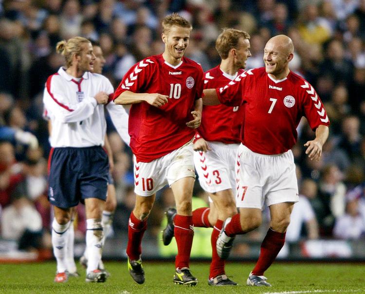 Ifølge Martin Jørgensen var Thomas Gravesen en af de vigtigste brikker på det danske landshold. Her ses de to sammen i en landskamp mod England på Old Trafford i 2003 – en kamp, som Danmark vandt 3-2 blandt andet på to mål af netop Martin Jørgensen. Arkivfoto: Martin Rickett/AP 