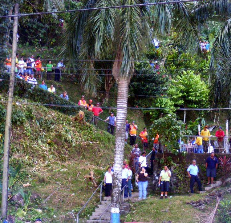 Beboere og ansatte i Fagatogo på Amerikansk Samoa er søgt op for at undgå tsunamien. 