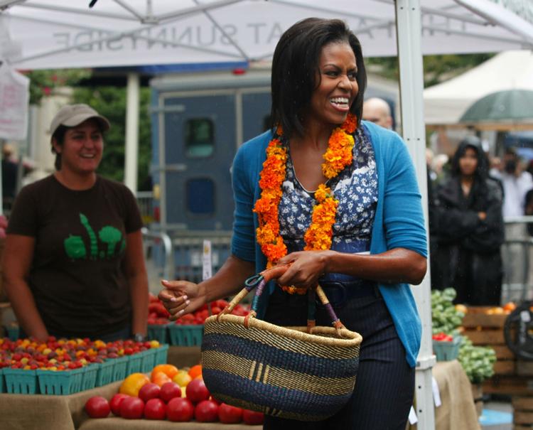 Michelle Obama er blandt andet kendt for sin spontane kontakt med menigmand. Her på et marked i Washington. Arkivfoto. 