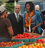 Michelle Obama får travl i København. Også for travl til at gå på marked som her i Washington tidligere på måneden. Arkivfoto. 