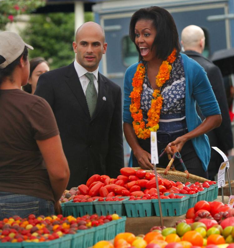 Michelle Obama får travl i København. Også for travl til at gå på marked som her i Washington tidligere på måneden. Arkivfoto. 