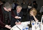 DIF-formand Niels Nygaard (midt) skal bevæge sig sig ud i det selskabelige sammen med de rette folk fra OL-toppen for at skaffe mere indflydelse til dansk idræt. Arkivfoto. 