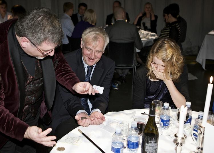DIF-formand Niels Nygaard (midt) skal bevæge sig sig ud i det selskabelige sammen med de rette folk fra OL-toppen for at skaffe mere indflydelse til dansk idræt. Arkivfoto. 