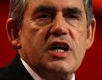 Briternes premierminister Gordon Brown forsvarer sig mod, at tabloidavisen trækker sin støtte til Labour. 