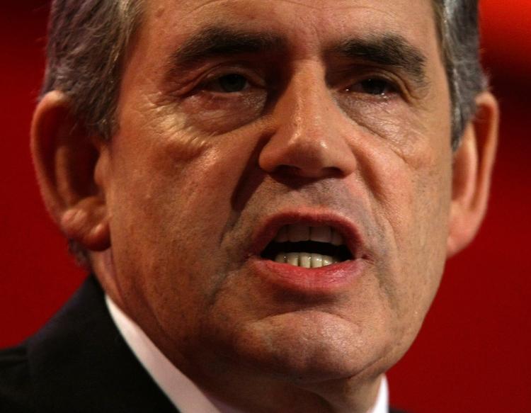 Briternes premierminister Gordon Brown forsvarer sig mod, at tabloidavisen trækker sin støtte til Labour. 