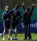 Diego Maradona (th) er under pres før Argentinas næste kvalifikationskampe. Her er han sammen med hjælpetræner   Fernando Signorini og spilleren Martin Palermo før venskabskampen mod Ghana på onsdag. 
