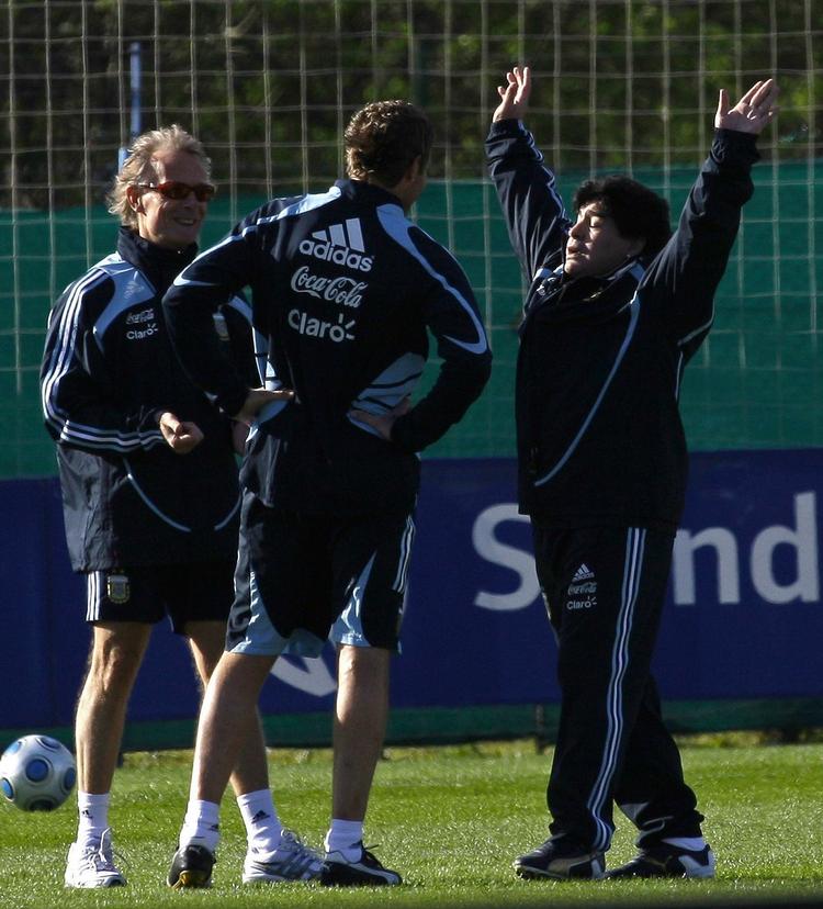 Diego Maradona (th) er under pres før Argentinas næste kvalifikationskampe. Her er han sammen med hjælpetræner   Fernando Signorini og spilleren Martin Palermo før venskabskampen mod Ghana på onsdag. 