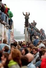 Hul i muren ved Potzdamer Platz . Alle skulle op at sidde på toppen og kigge ud over den nye by. 