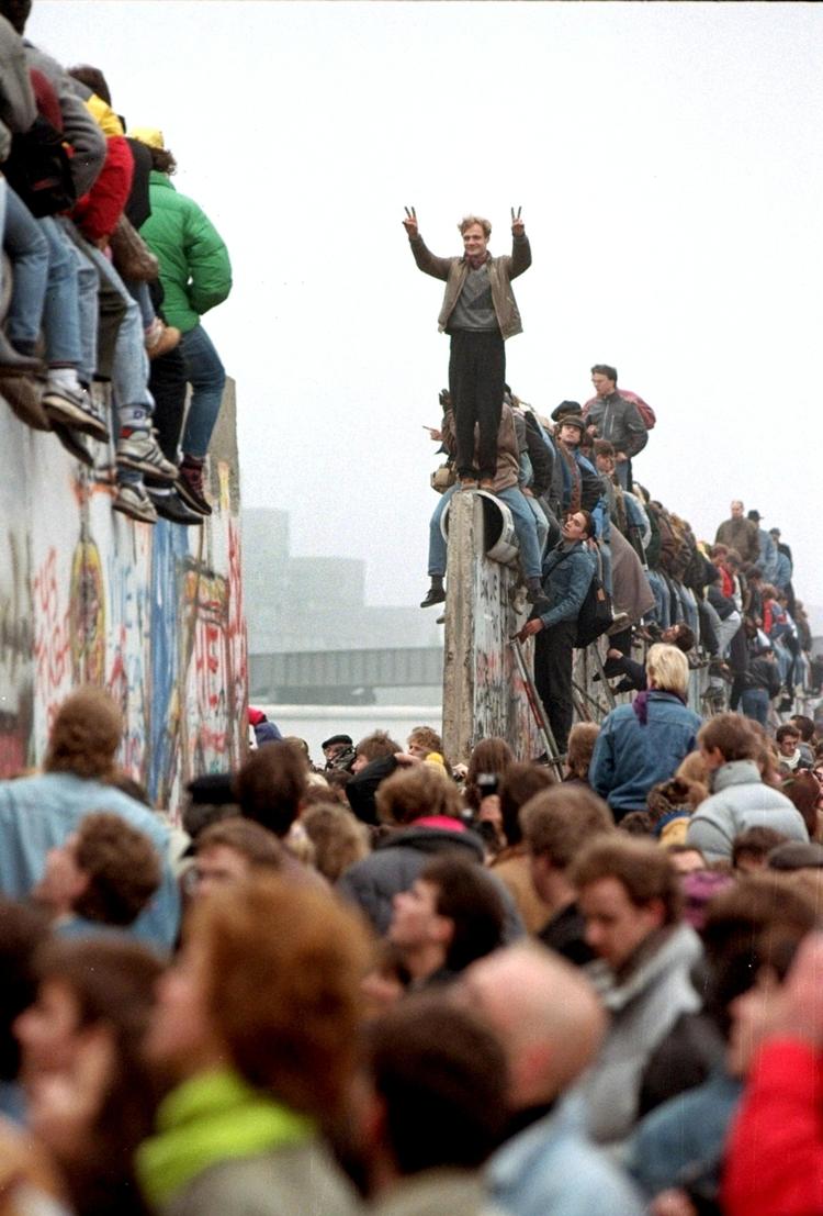 Hul i muren ved Potzdamer Platz . Alle skulle op at sidde på toppen og kigge ud over den nye by. 