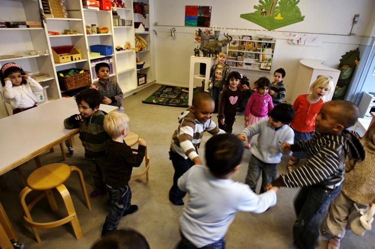 Kommunenes Landsforening og regeringen har aftalt, at daginstitutioner må holde lukket, når fremmødet af børn er forventeligt lavt. (Arkivfoto) 
