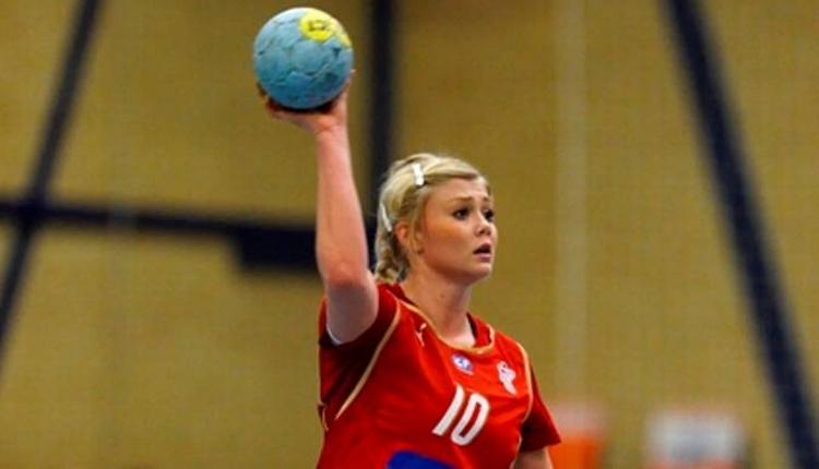 Som U18-landholdsspiller er Signe Sjølund Pedersen vant til tilskuere, men ikke så mange som på fredag. Foto: Danmarks Idræts-Forbund 