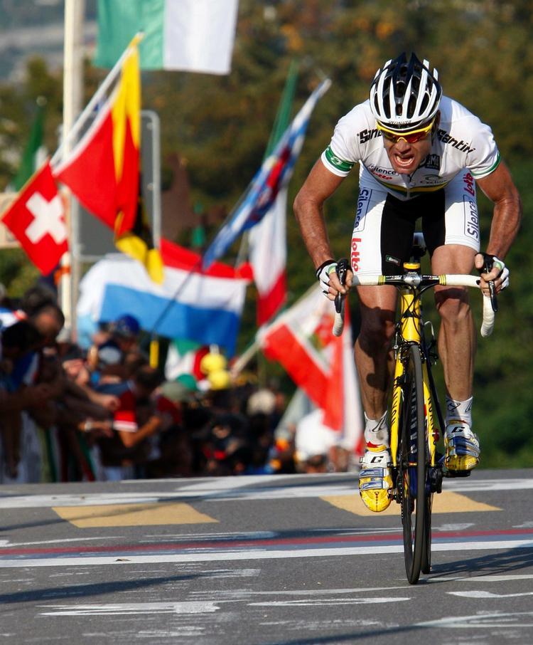 Australske Cadel Evans rykker sig fri og vinder guld ved VM i linjeløb i Mendrisio 27. september. Arkivfoto. 