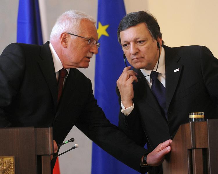 Tjekkiets præsident Vaclav Klaus (tv) snakker med præsident for Europa-Kommissionen, Jose Manuel Barroso, under et pressemøde. 
