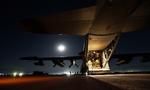 En afghansk pige har mistet livet, efter at hun fik en kasse med flyveblade over sig. Det britiske forsvarsministerium undersøger sagen. 