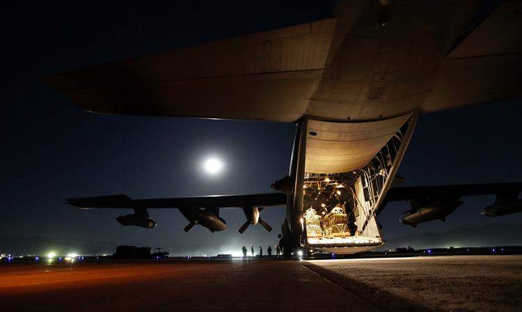 En afghansk pige har mistet livet, efter at hun fik en kasse med flyveblade over sig. Det britiske forsvarsministerium undersøger sagen. 