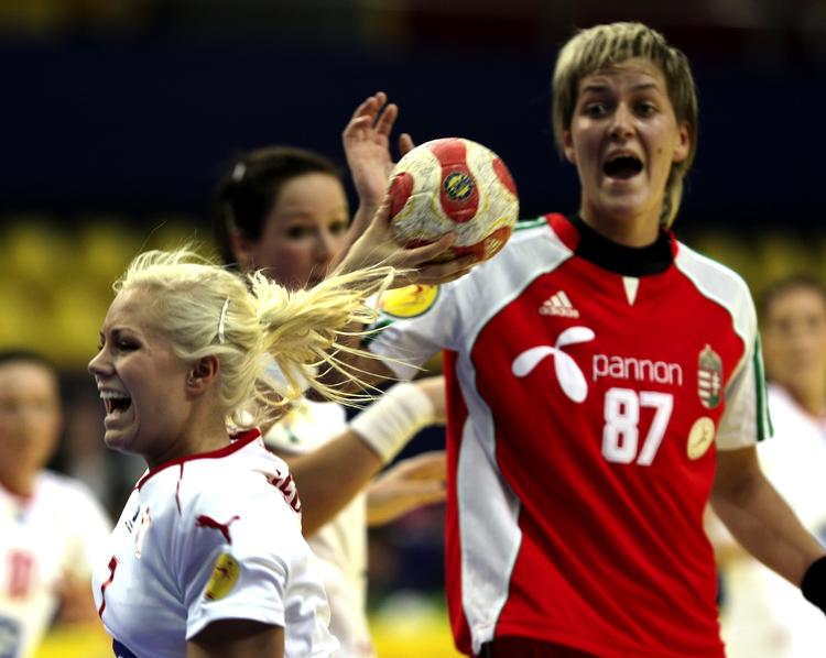 Playmaker Lotte Grigel fra Team Esbjerg er tilbage på det danske landshold efter at have siddet over i den nyligt afviklede World Cup. Arkivfoto. 