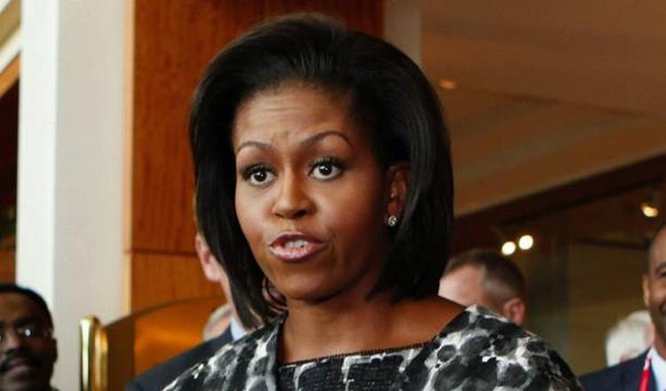 Journalisterne flokkes om Michelle Obama. Hun er »spændt« på besøget i København. 