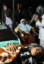 Overlevende fra jordskælvet modtager behandling på et hospital i Padang Panjang på det vestlige Sumatra. 