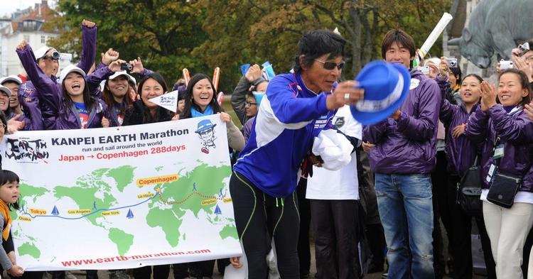 Hazama Kanpei hilser på fans i København. Japaneren løber og sejler verden rundt for at promovere Tokyos som værtsby for sommer-OL i 2016. 