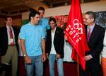 Cykelikonet Miguel Indurain (i blåt) og fodboldspilleren Raúl er i sidste øjeblik blevet tilføjet til den spanske delegation. Arkivfoto. 