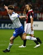Zürichs anfører Hannu Tihinen jubler efter den flotte 1-0-scoring, mens Milan-kaptajnen Massimo Ambrosini  græmmer sig. 