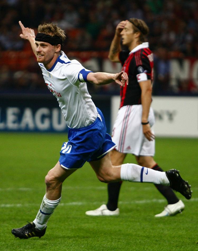 Zürichs anfører Hannu Tihinen jubler efter den flotte 1-0-scoring, mens Milan-kaptajnen Massimo Ambrosini  græmmer sig. 