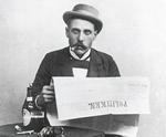 Henrik Cavling fotograferet i 1899 som fyrreårig reporter med cigar, skindhandsker og en øl på cafebordet. 