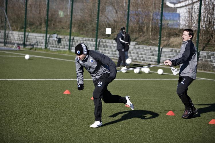 Zdenek Pospech har godt fat i Libor Sionko under en træningsøvelse hos FCK. Tjekkerne har tidligere spillet for aftenens modstander. Arkivfoto. 