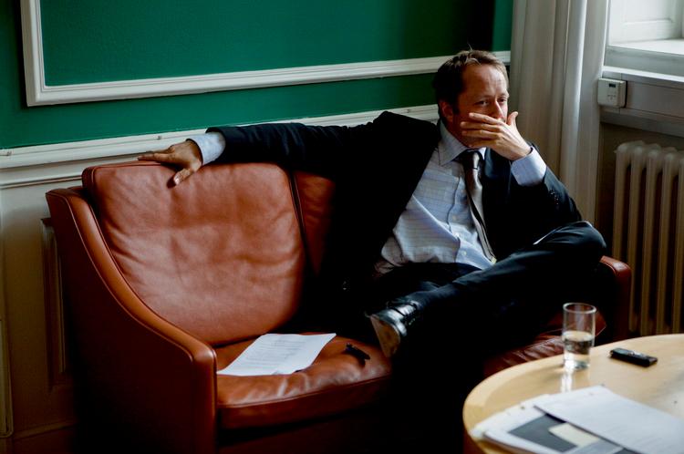 »Selv de mest idealistiske siger, at vi ikke kan undgå tvang mod psykiatriske patienter. Så vores opgave er at anvende så nænsomme metoder som overhovedet muligt«, siger sundhedsminister Jakob Axel Nielsen (K). 