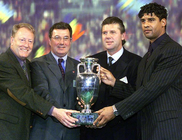 Ved EM-slutrunden i 2000 spillede Danmark de tre sidste landskampe med Bo Johansson (tv.) som træner mod Frankrig (Roger Lemerre), Tjekkiet (Jozef Chovanec) og Holland (Frank Rijkaard). Arkivfoto. 