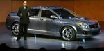 En af Saturns seneste modeller, Aura, præseneteres på scenen på Detroit Auto Show. Denne bil havde meget til fælles med Opel Vectra. 