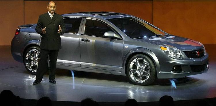 En af Saturns seneste modeller, Aura, præseneteres på scenen på Detroit Auto Show. Denne bil havde meget til fælles med Opel Vectra. 