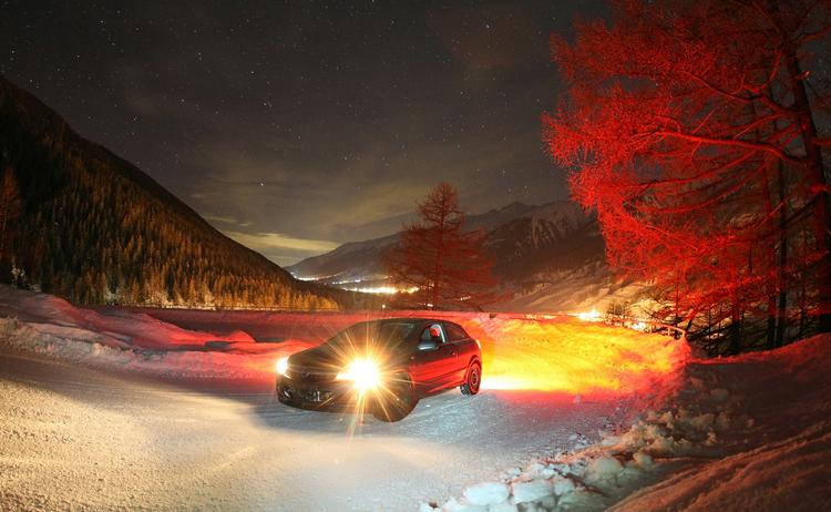 Hvis der er så meget sne på vejene som her, er der ingen tvivl: På med vinterdækkene. Dæk, der klarer sig godt på sne, kan dog have dårlige egenskaber på våd vej. Foto: ADAC 