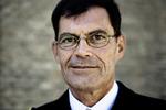 Forsvarschef Tim Sloth Jørgensen er under stigende pres, efter to af hans ledende medarbejdere har vist sit at være dybt impliceret i den arabiske oversættelse og videreformidling af bogen 'Jæger i krig med eliten'. 