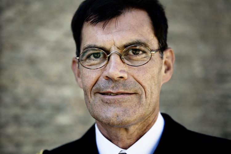 Forsvarschef Tim Sloth Jørgensen er under stigende pres, efter to af hans ledende medarbejdere har vist sit at være dybt impliceret i den arabiske oversættelse og videreformidling af bogen 'Jæger i krig med eliten'. 
