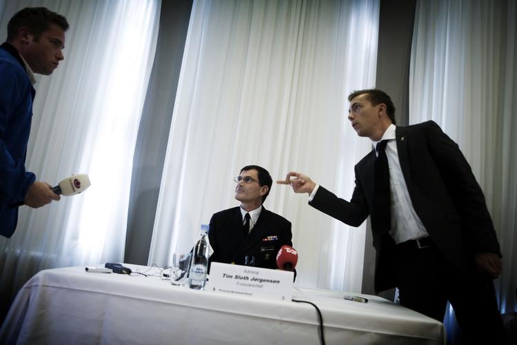 Forsvarschef Tim Sloth Jørgesen (i midten) er kommet under hård beskydning i sagen om jægerbogen. Arkivfoto. 
