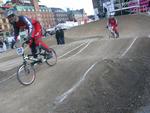 BMX-ryttere kæmper om sejren på Rådhuspladsens nybyggede bane. 