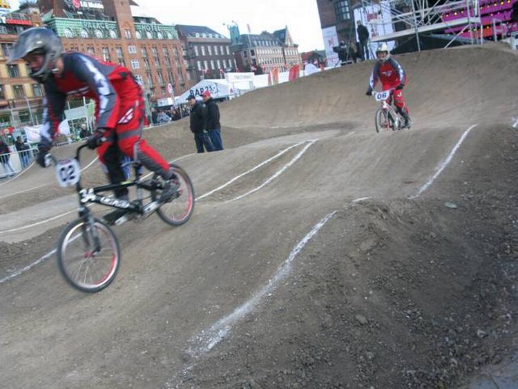 BMX-ryttere kæmper om sejren på Rådhuspladsens nybyggede bane. 