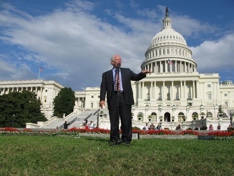 Grøn energi vil gøre USA mere uafhængig af ustabile regimer, mener senator Benjamin Cardin, der presser på for at få USA til at gå så langt som muligt i klimakampen. 