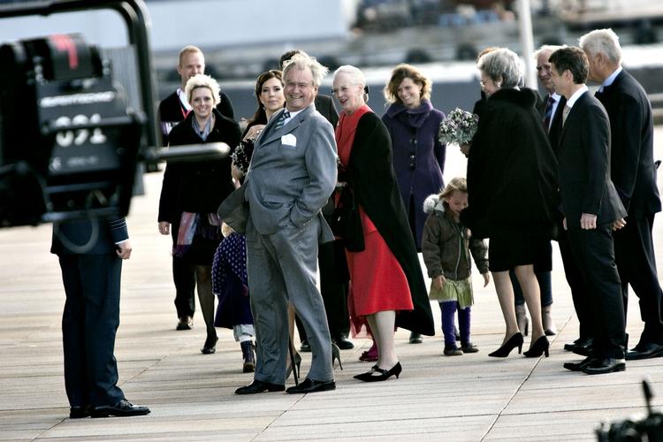 Dronning Margrethe og prinsgemalen er ankommet til åbningsceremonien i Operaen. 