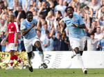 Adebayor på vej ned til Arsenals tilhængere i den anden ende af banen...Arkivfoto. 