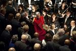 IOC's topmøde i København åbner med en forestilling i Operaen. Her er det dronning Margrethe, der er ved at finde sin plads. 