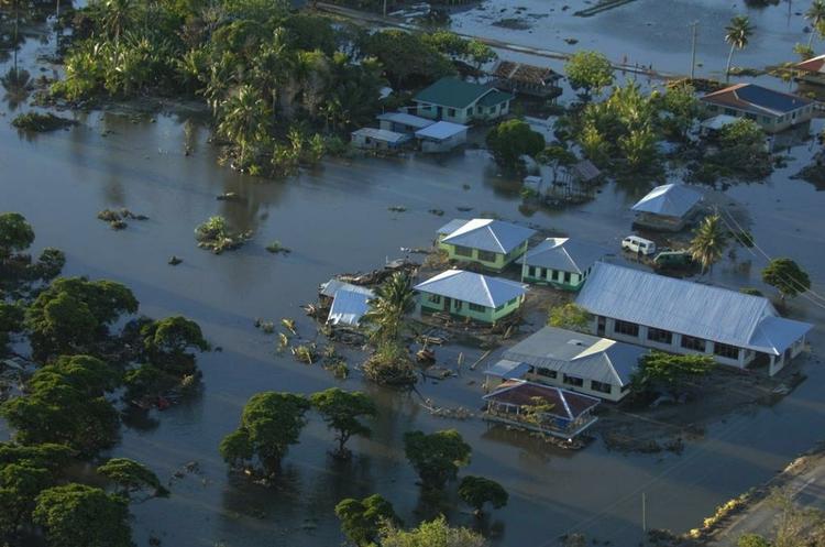 Allerede i går var Samoa oversvømmet. I morges blev østaten så ramt af et nyt jordskælv. 