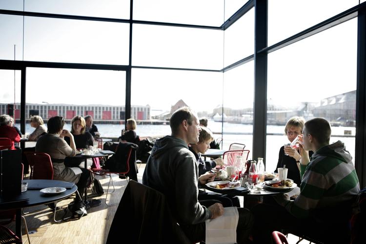 Gæster på Skuespilhusets café og restaurant Ofelia. 