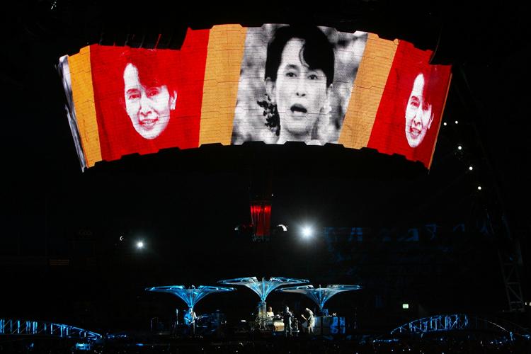 Myanmars indespærring af Aung San Suu Kyi har ført til international kritik. Her ses en hyldest til oppositionslederen under en koncert med rockgruppen U2. 