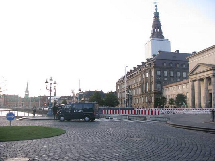 Adgangen til Christiansborg-området er spærret op til Obamas besøg. 