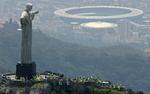 Rio de Janeiros vartegn, Jesusstatuen, med Maracana-stadionnet i baggrunden. Arkivfoto. 